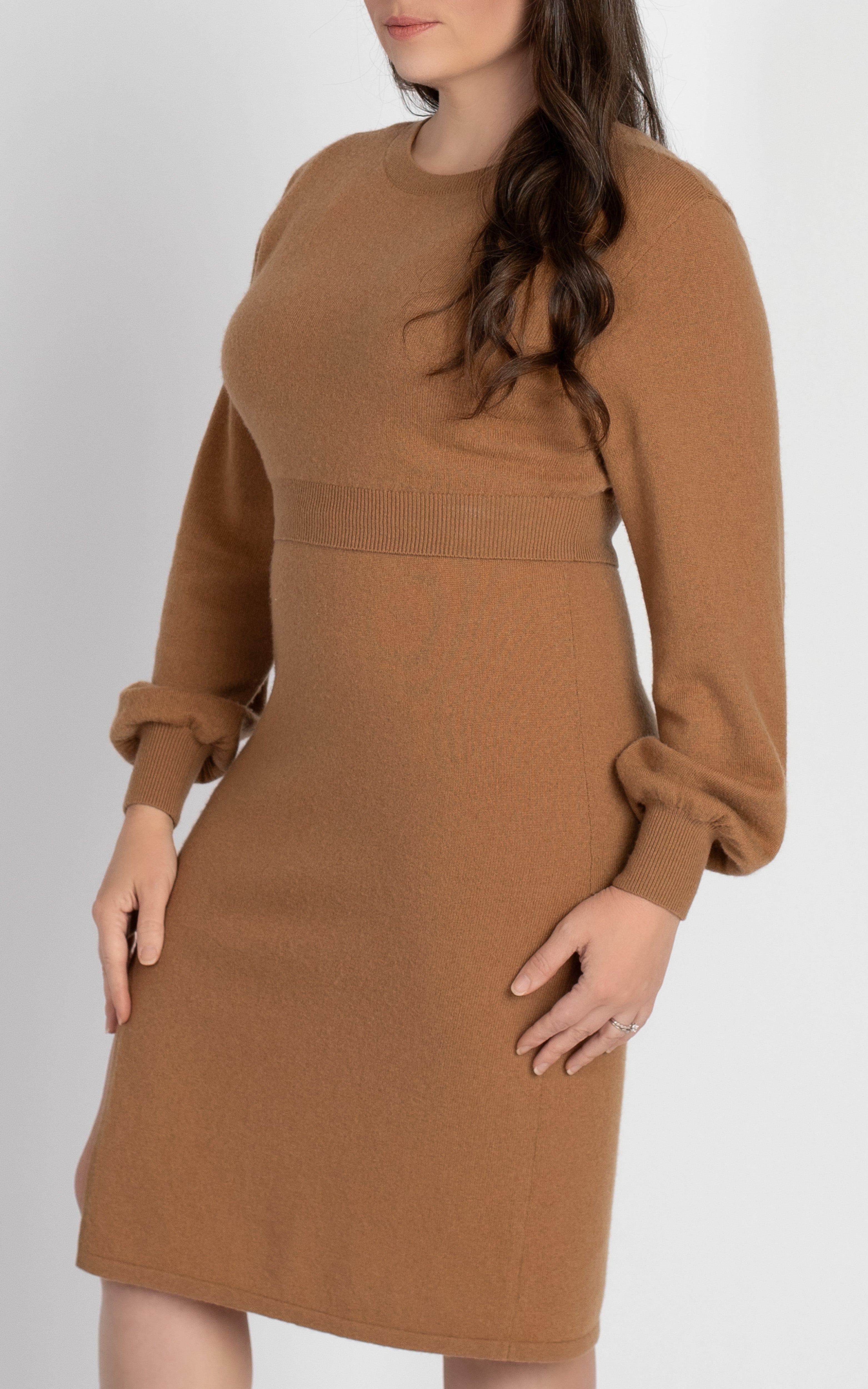Hone luxury camel cashmere nursing dress featuring architectural knit silhouette and discreet breastfeeding access. Made from biocompatible, Italian-milled natural fibers for the high-performing professional mother.